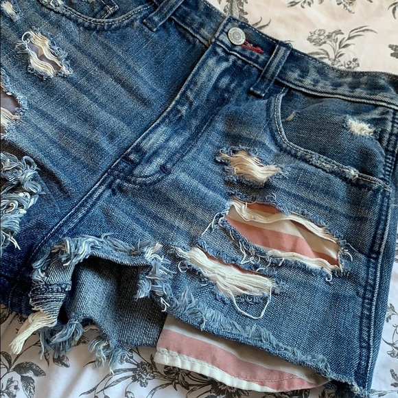 Hollister Highwaisted Booty Shorts - Picture 5 of 6